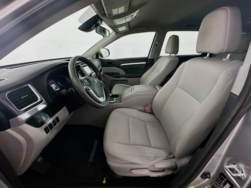Used 2017 Toyota Highlander LE image 13
