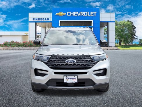 Used 2022 Ford Explorer XLT w/ Equipment Group 202A image 2