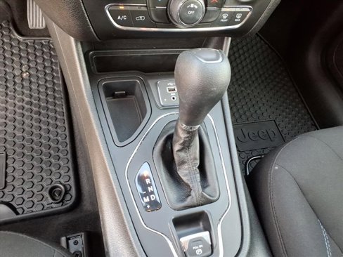 Certified 2019 Jeep Cherokee Latitude w/ Cold Weather Group image 16