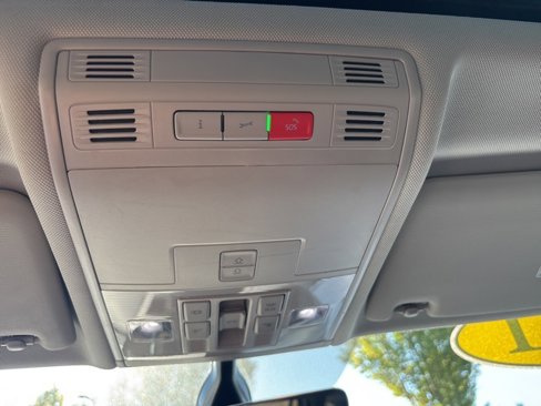 Used 2021 Volkswagen Tiguan SE w/ Panoramic Sunroof Package image 16