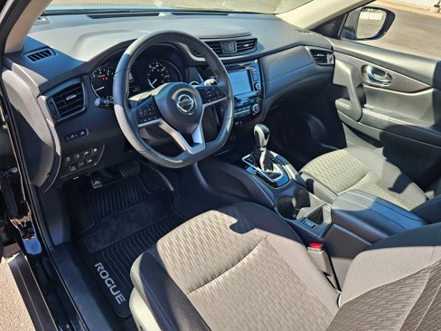 Used 2019 Nissan Rogue SV image 2