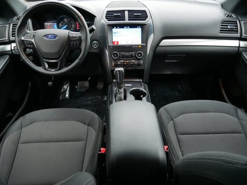 Used 2018 Ford Explorer XLT image 9
