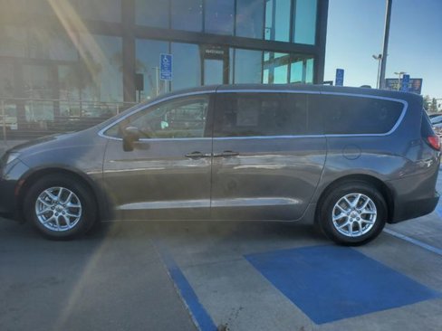Used 2022 Chrysler Voyager LX image 8