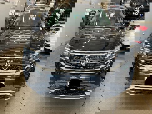 Used 2022 Volkswagen Taos SE w/ Panoramic Sunroof Package image 2