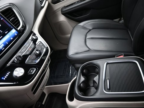 Used 2023 Chrysler Pacifica Touring-L image 19