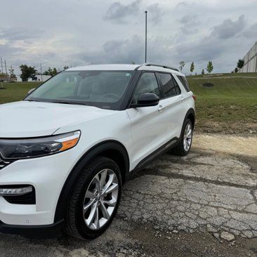Used 2023 Ford Explorer Platinum w/ Premium Technology Package image 3