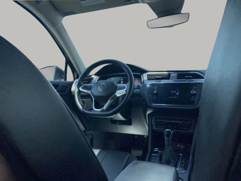 Used 2024 Volkswagen Tiguan SE image 40