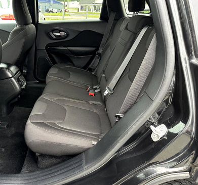 Used 2015 Jeep Cherokee Latitude w/ Comfort/Convenience Group image 9