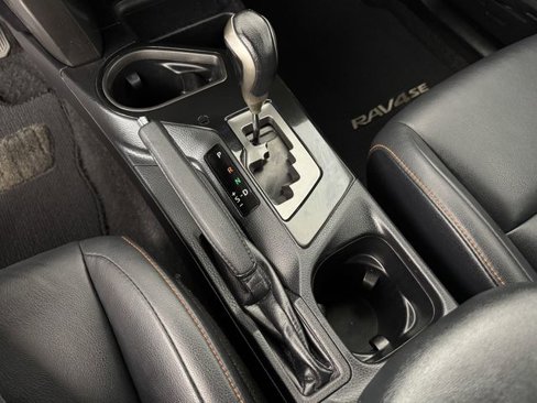 Used 2018 Toyota RAV4 SE image 16