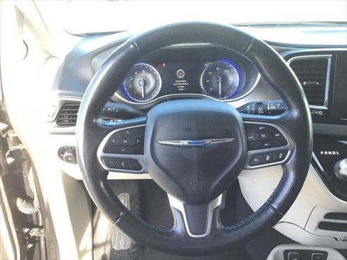 Certified 2021 Chrysler Pacifica Touring-L image 13