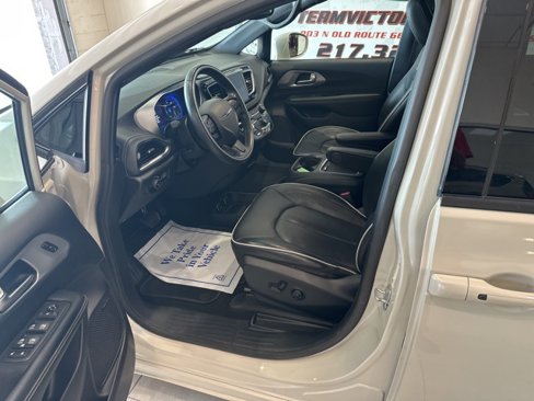 Used 2020 Chrysler Pacifica Limited image 8