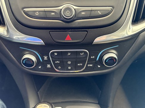 Used 2019 Chevrolet Equinox LT w/ Driver Convenience Package image 18