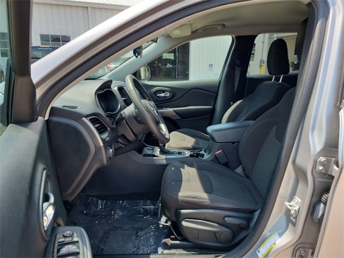Used 2019 Jeep Cherokee Latitude w/ Popular Appearance Group image 17