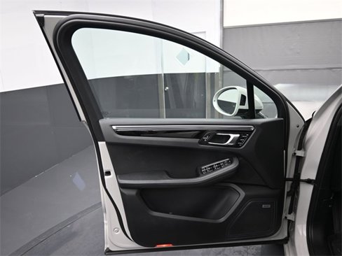 Certified 2022 Porsche Macan image 7