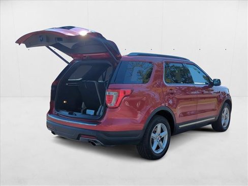 Used 2018 Ford Explorer XLT w/ Equipment Group 201A image 5