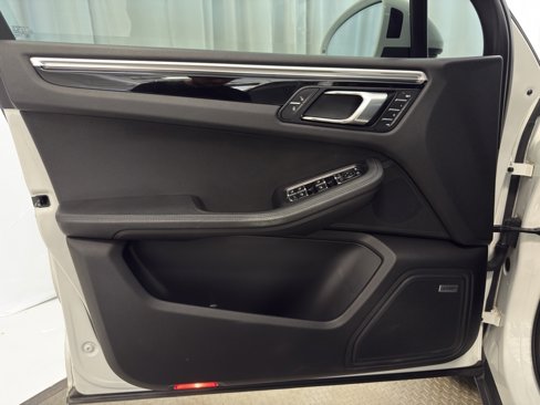Certified 2018 Porsche Macan Sport Edition image 21