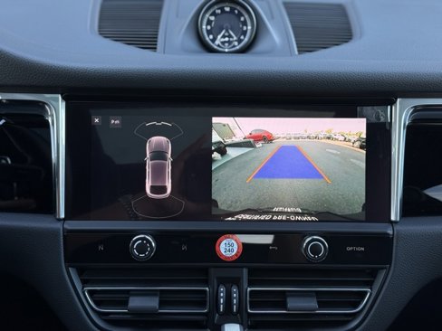 Certified 2025 Porsche Macan image 19