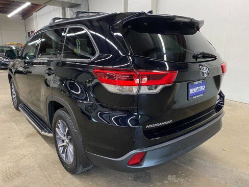 Used 2019 Toyota Highlander XLE image 3