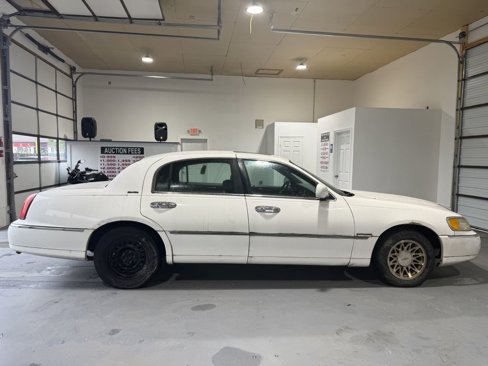 Used 1999 Lincoln Town Car Signature image 2