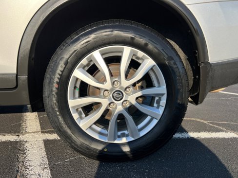 Used 2018 Nissan Rogue SV w/ Premium Package image 26