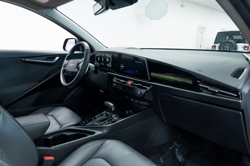 Used 2023 Kia Niro SX image 25