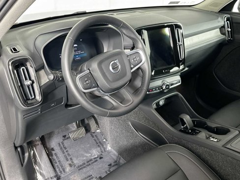 Used 2025 Volvo XC40 B5 Core w/ Protection Package Premier image 9