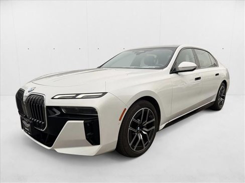 Used 2024 BMW 740i image 2