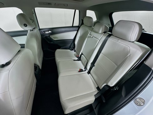 Used 2018 Volkswagen Tiguan SE w/ Panoramic Sunroof Package image 27