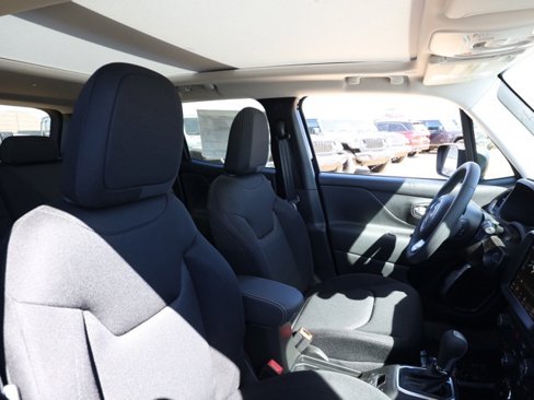 New 2023 Jeep Renegade Latitude w/ Sun & Fun Group image 21