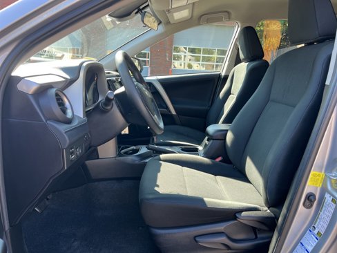 Used 2018 Toyota RAV4 LE image 10