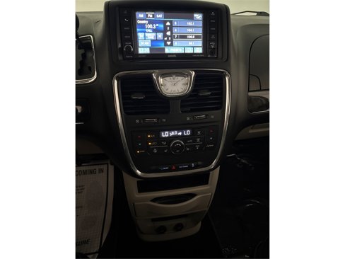 Used 2015 Chrysler Town & Country Touring-L image 27