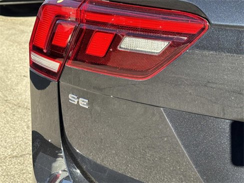 Certified 2022 Volkswagen Tiguan SE R-Line image 6
