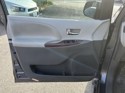 Used 2012 Toyota Sienna XLE image 13