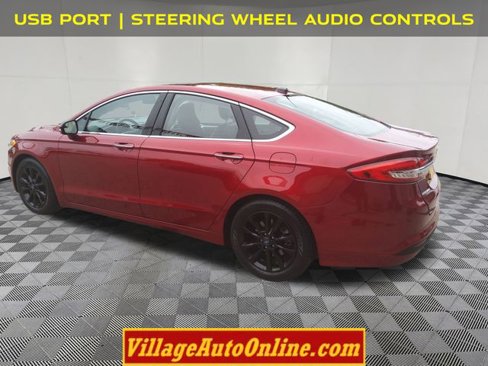 Used 2017 Ford Fusion SE w/ Fusion SE Technology Package image 2