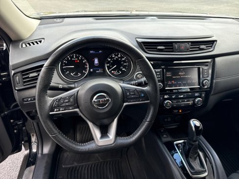 Used 2020 Nissan Rogue SV w/ Premium Package image 18