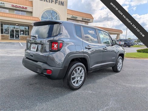 Used 2023 Jeep Renegade Latitude image 3