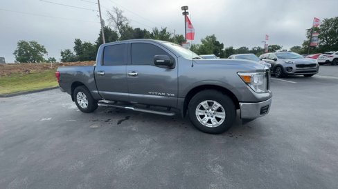 Used 2018 Nissan Titan SV image 2
