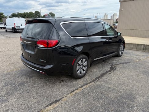 Used 2018 Chrysler Pacifica Limited w/ Advanced Safetytec Group image 4