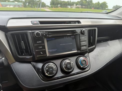 Used 2017 Toyota RAV4 LE image 18