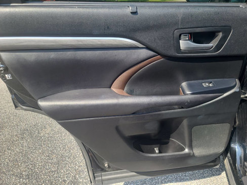 Used 2017 Toyota Highlander Limited Platinum image 35