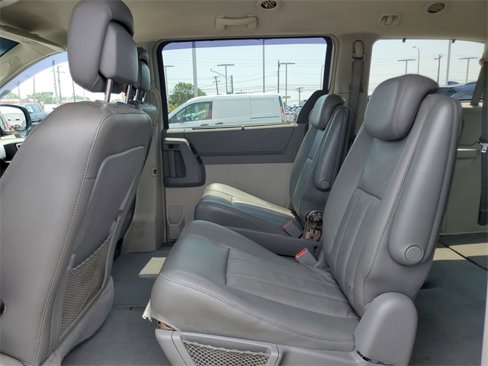 Used 2010 Chrysler Town & Country Touring image 22