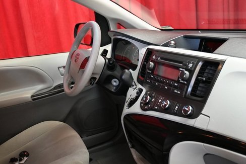 Used 2013 Toyota Sienna L image 12