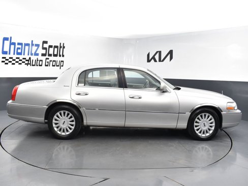 Used 2005 Lincoln Town Car Signature image 6