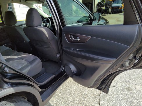 Used 2016 Nissan Rogue SV w/ SV Premium Package image 16
