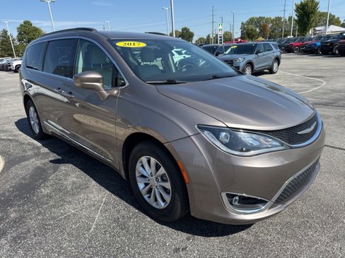 Used 2017 Chrysler Pacifica Touring-L image 4