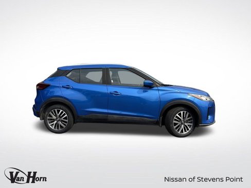 Used 2022 Nissan Kicks SV image 2