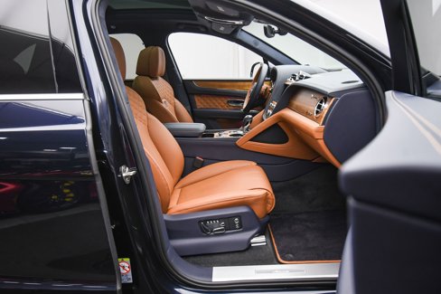Used 2023 Bentley Bentayga image 48