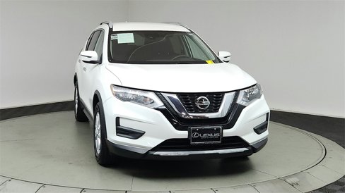 Used 2019 Nissan Rogue SV image 2