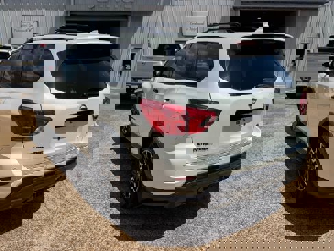 Used 2020 Nissan Pathfinder SL image 3