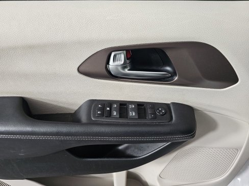 Used 2023 Chrysler Voyager LX image 14